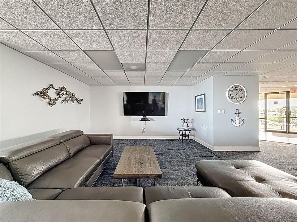 For Sale: $214,900 (1 beds, 1 baths, 733 Square Feet)