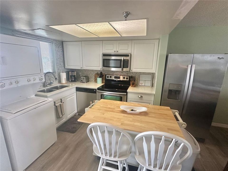 For Sale: $214,900 (1 beds, 1 baths, 733 Square Feet)