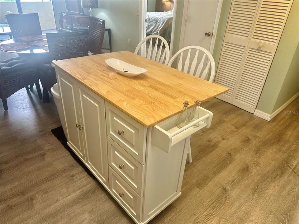 For Sale: $214,900 (1 beds, 1 baths, 733 Square Feet)