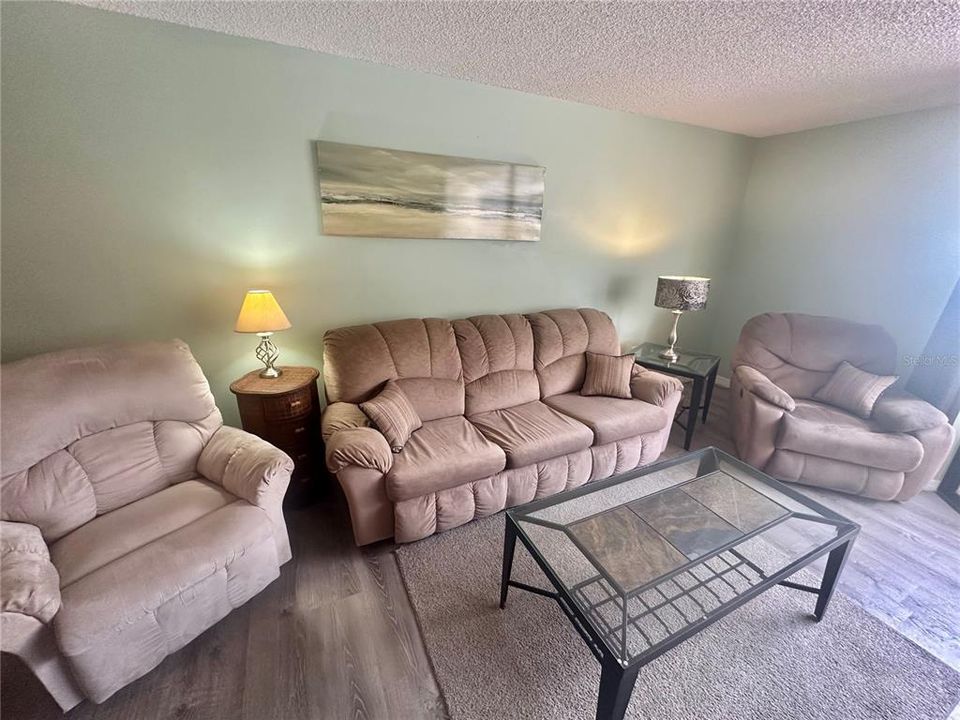 For Sale: $214,900 (1 beds, 1 baths, 733 Square Feet)