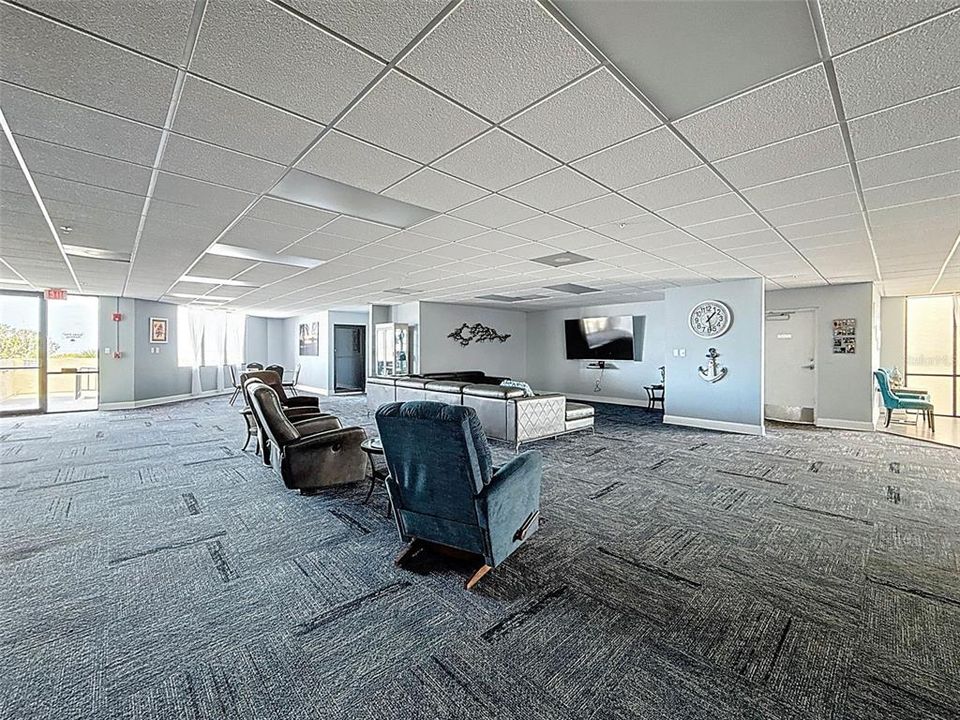 For Sale: $214,900 (1 beds, 1 baths, 733 Square Feet)