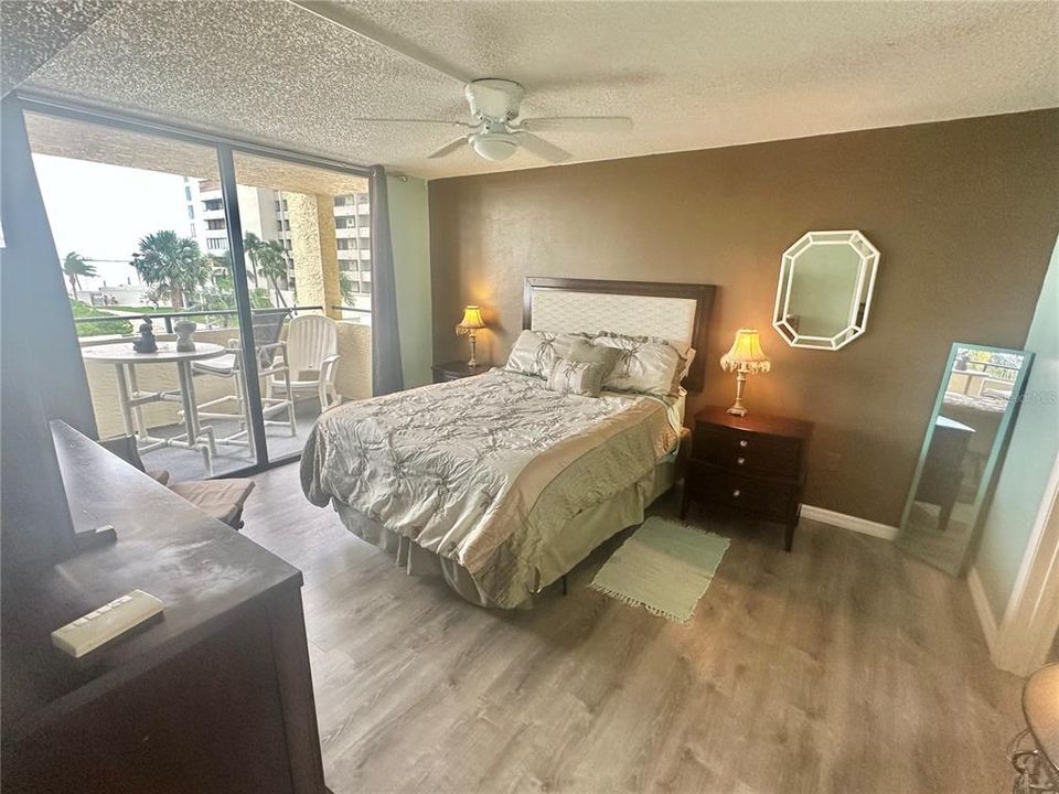 For Sale: $214,900 (1 beds, 1 baths, 733 Square Feet)