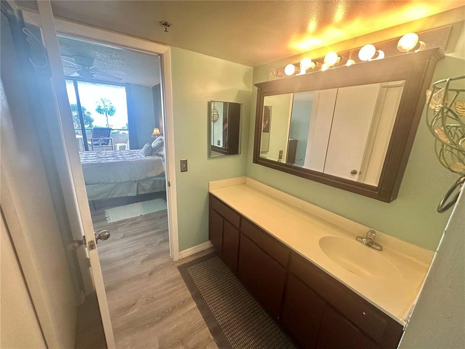 For Sale: $214,900 (1 beds, 1 baths, 733 Square Feet)