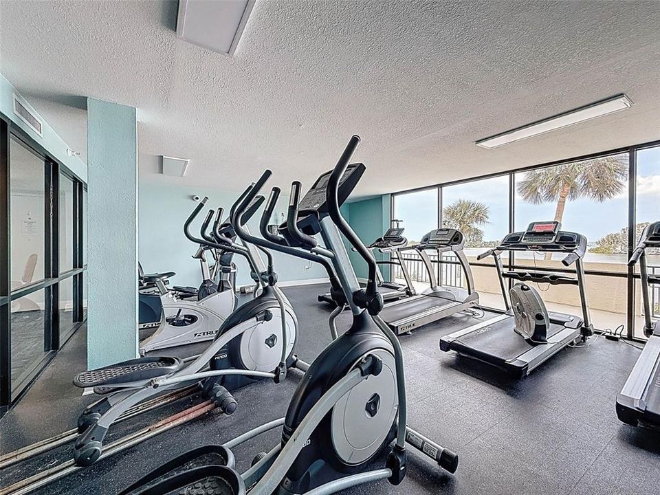 For Sale: $214,900 (1 beds, 1 baths, 733 Square Feet)