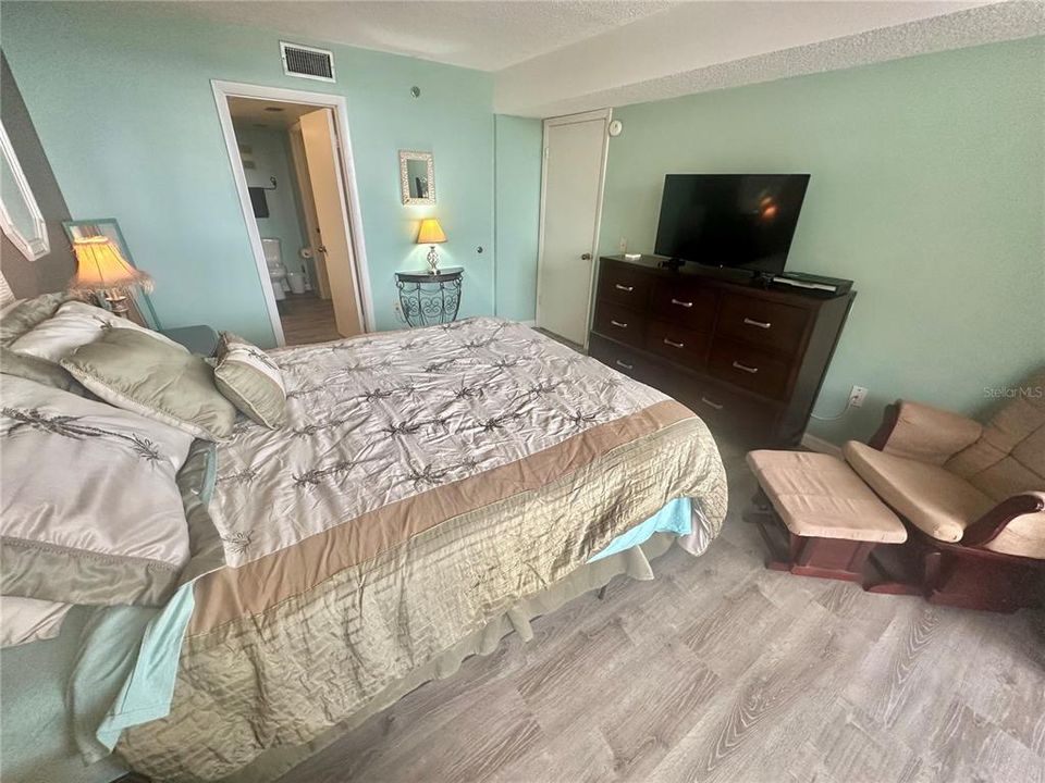 For Sale: $214,900 (1 beds, 1 baths, 733 Square Feet)