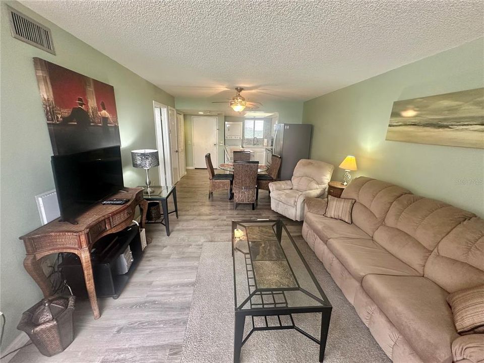 For Sale: $214,900 (1 beds, 1 baths, 733 Square Feet)