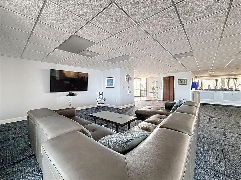 For Sale: $214,900 (1 beds, 1 baths, 733 Square Feet)