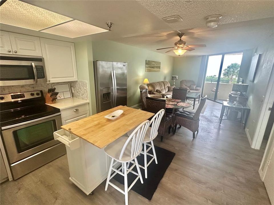 For Sale: $214,900 (1 beds, 1 baths, 733 Square Feet)