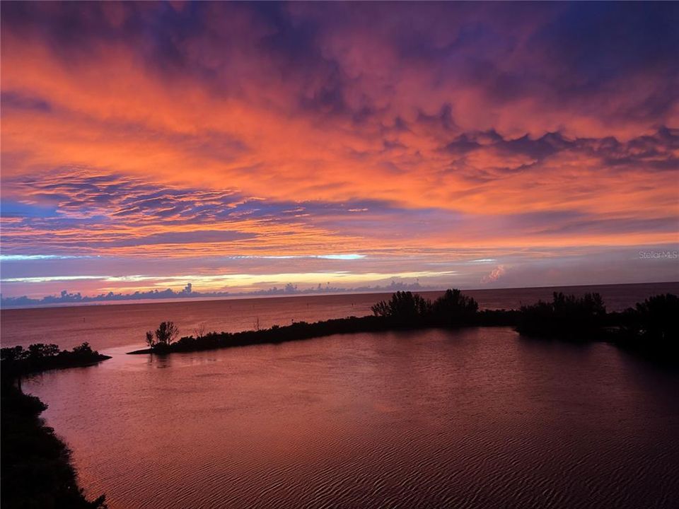 For Sale: $214,900 (1 beds, 1 baths, 733 Square Feet)