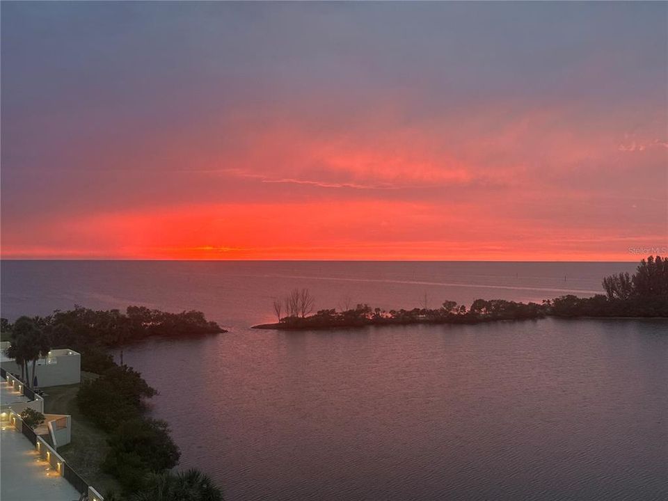 For Sale: $214,900 (1 beds, 1 baths, 733 Square Feet)