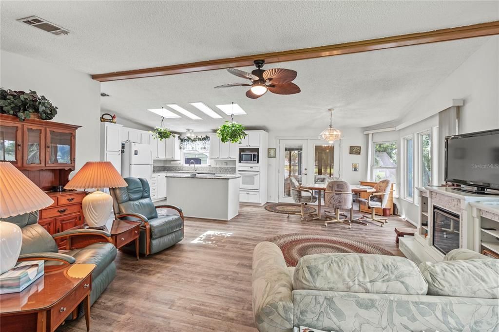 Activo con contrato: $239,000 (2 camas, 2 baños, 1876 Pies cuadrados)
