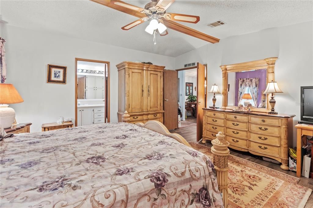 Activo con contrato: $239,000 (2 camas, 2 baños, 1876 Pies cuadrados)