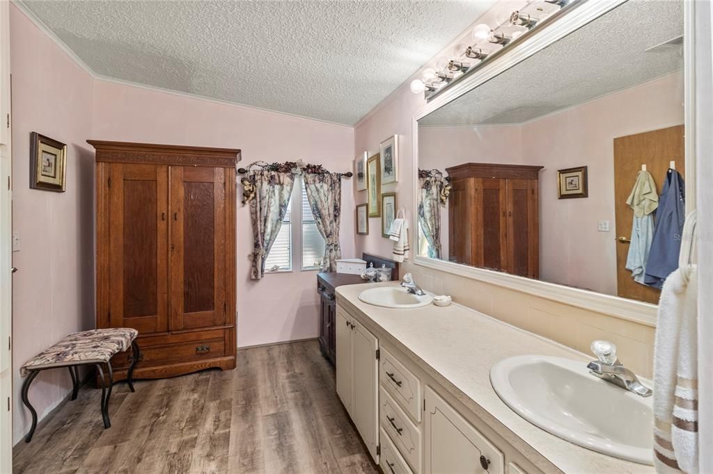 Activo con contrato: $239,000 (2 camas, 2 baños, 1876 Pies cuadrados)