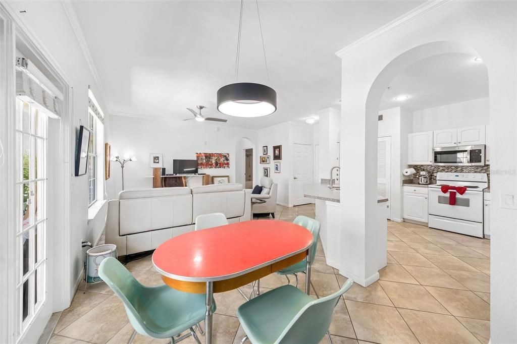 For Sale: $264,500 (2 beds, 2 baths, 1004 Square Feet)