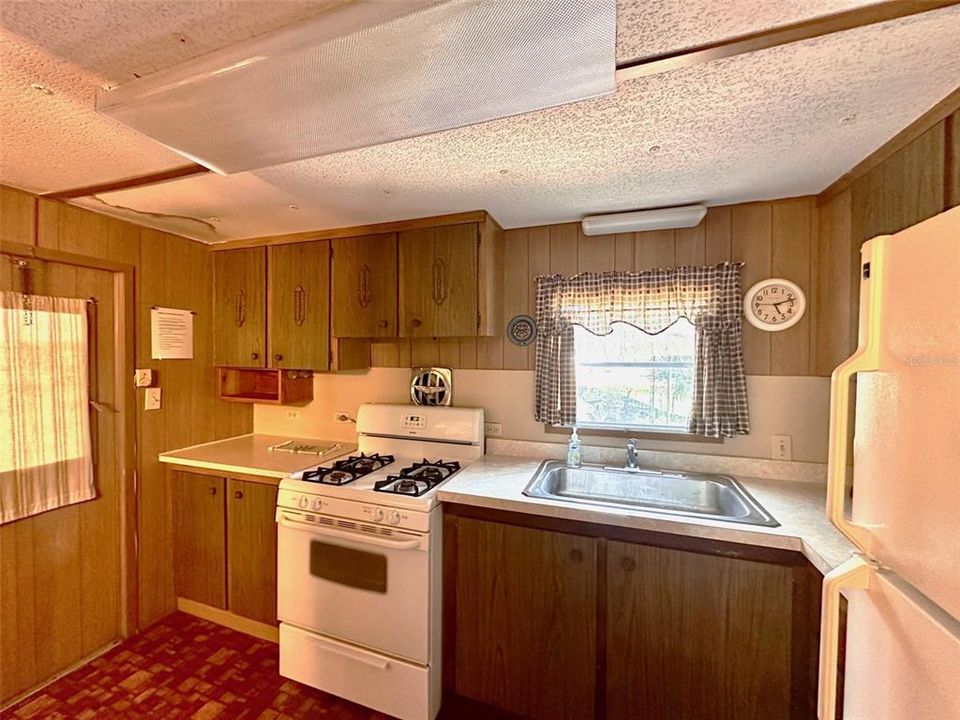 For Sale: $139,900 (2 beds, 1 baths, 672 Square Feet)