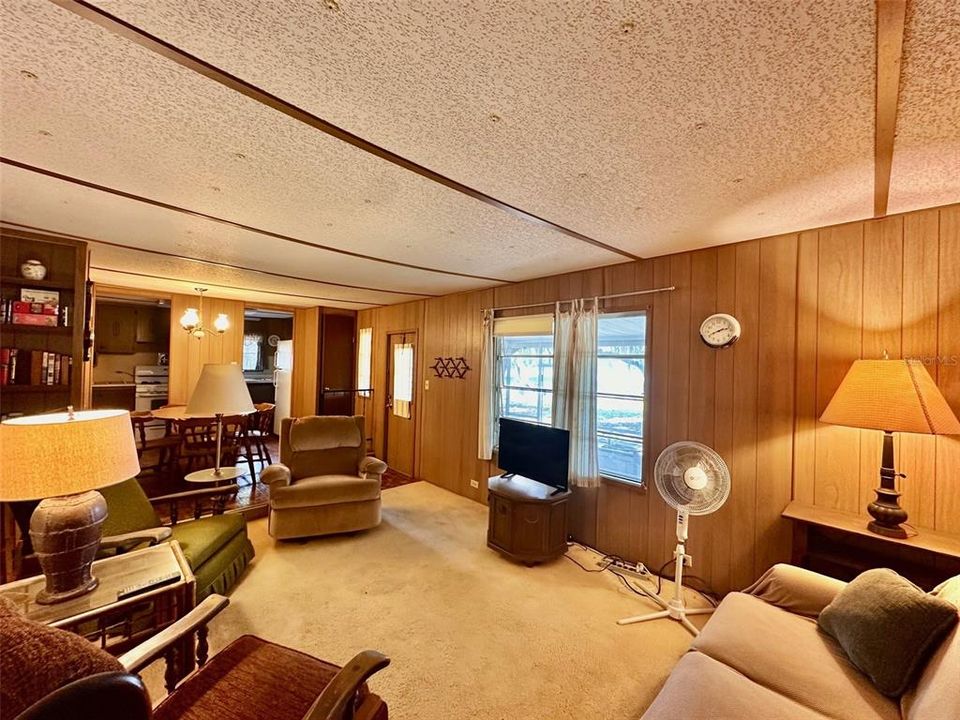 For Sale: $139,900 (2 beds, 1 baths, 672 Square Feet)