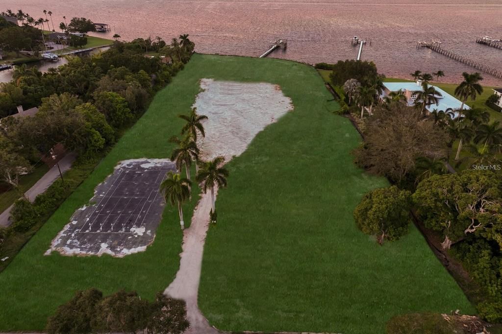 待售: $2,997,000 (1.82 acres)