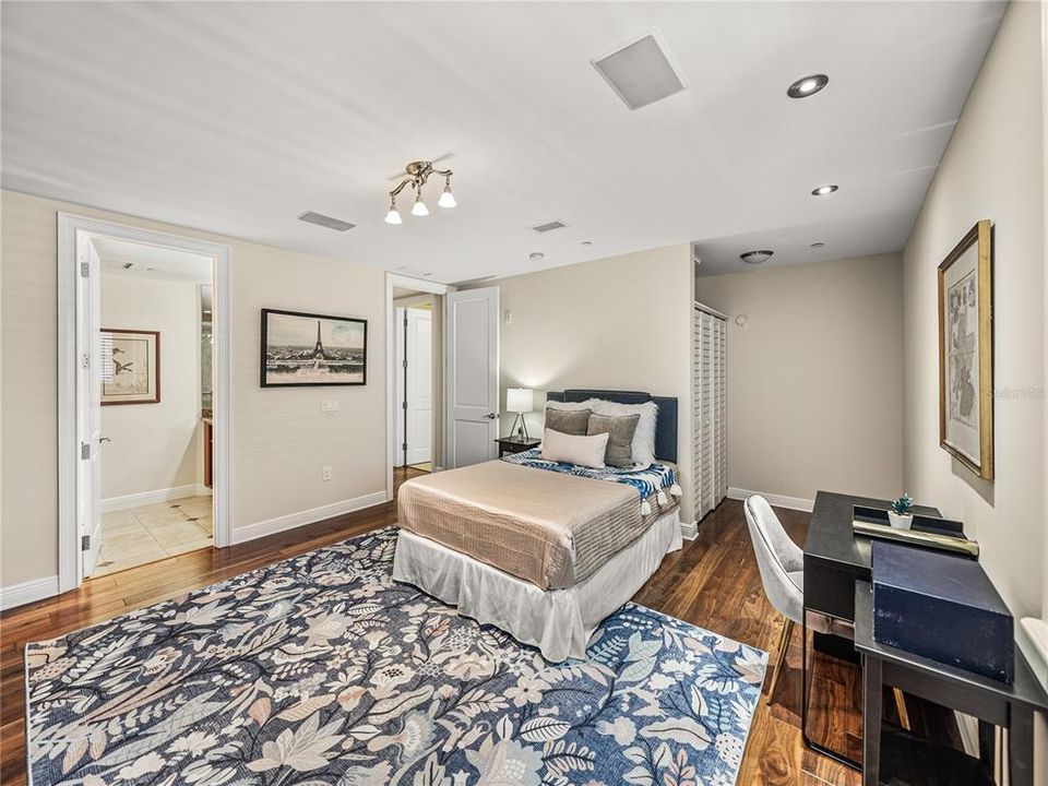 出租: $20,000 (3 贝兹, 3 浴室, 4245 平方英尺)