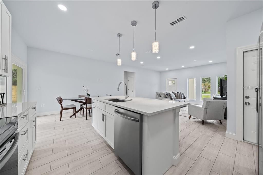 En Venta: $449,000 (4 camas, 2 baños, 1716 Pies cuadrados)