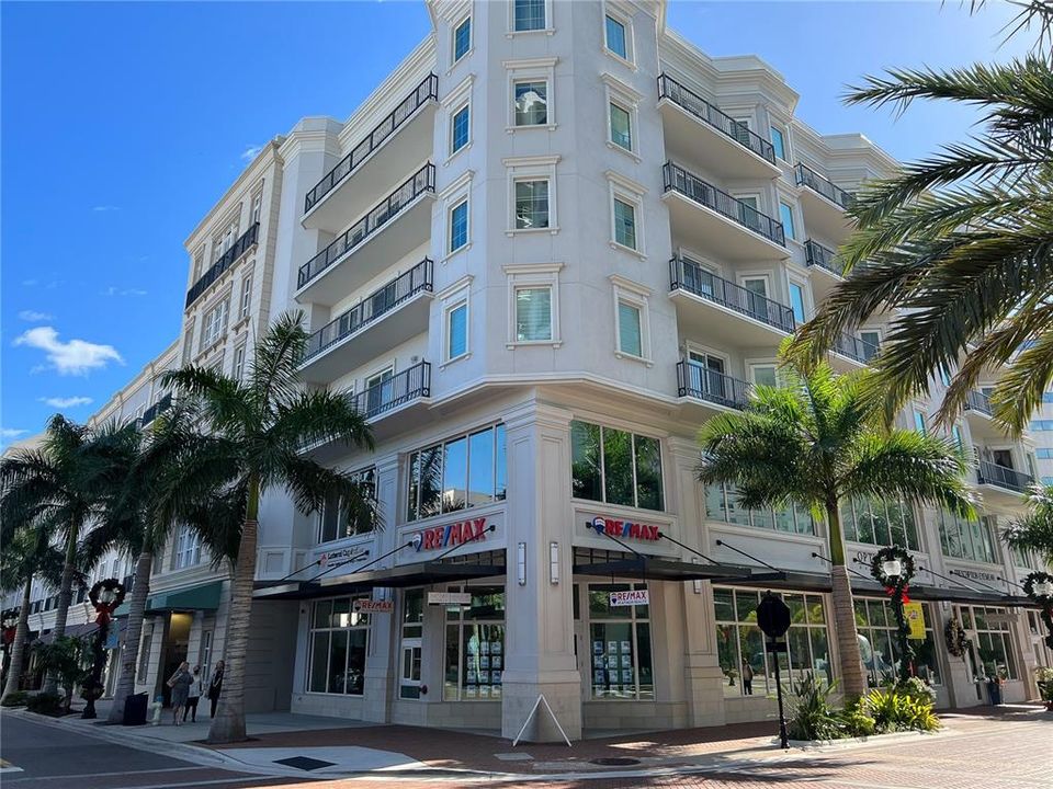 Recently Sold: $655,000 (1 beds, 1 baths, 733 Square Feet)