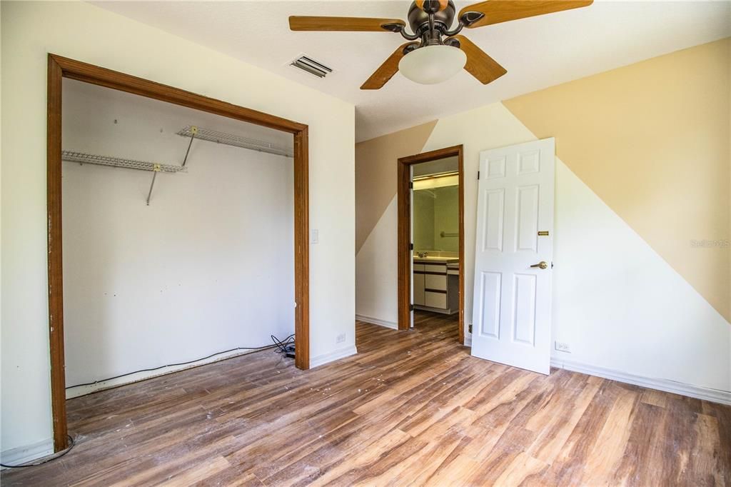 Под контрактом: $469,900 (4 спален, 4 ванн, 2520 Квадратных фут)