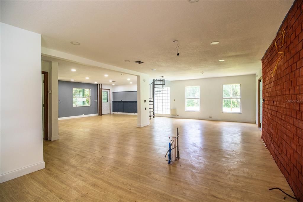 Под контрактом: $469,900 (4 спален, 4 ванн, 2520 Квадратных фут)