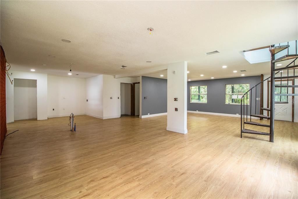 Под контрактом: $469,900 (4 спален, 4 ванн, 2520 Квадратных фут)