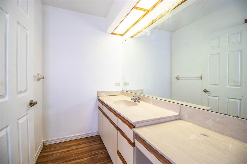 Под контрактом: $469,900 (4 спален, 4 ванн, 2520 Квадратных фут)