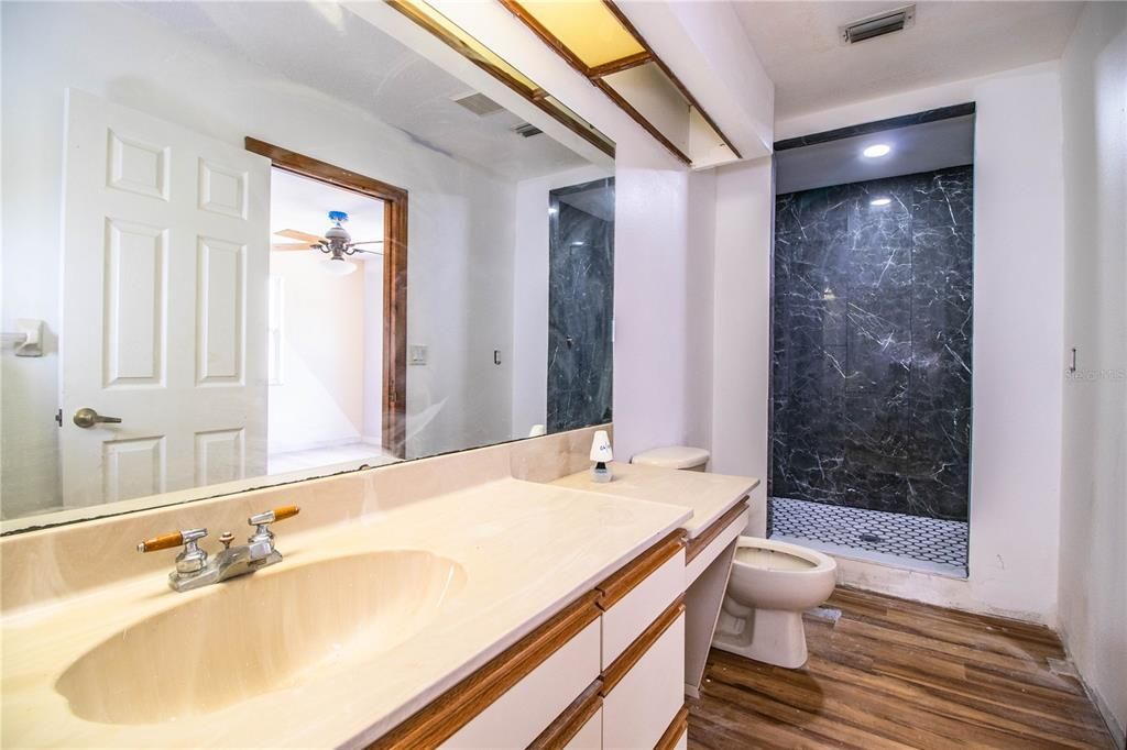 Под контрактом: $469,900 (4 спален, 4 ванн, 2520 Квадратных фут)