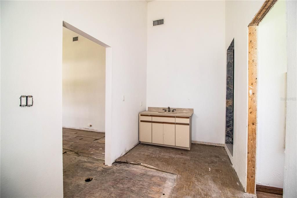 Под контрактом: $469,900 (4 спален, 4 ванн, 2520 Квадратных фут)