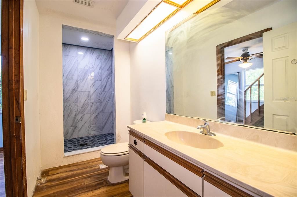 Под контрактом: $469,900 (4 спален, 4 ванн, 2520 Квадратных фут)