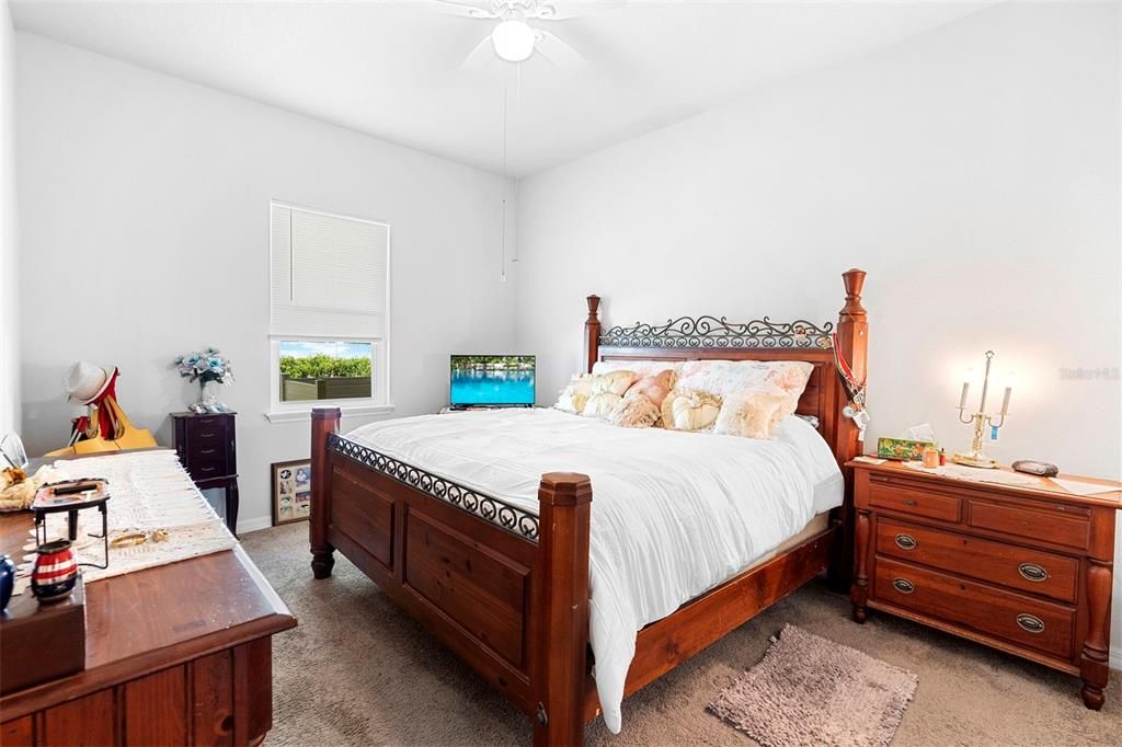 Activo con contrato: $229,500 (2 camas, 2 baños, 1055 Pies cuadrados)