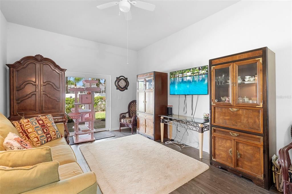 Activo con contrato: $229,500 (2 camas, 2 baños, 1055 Pies cuadrados)