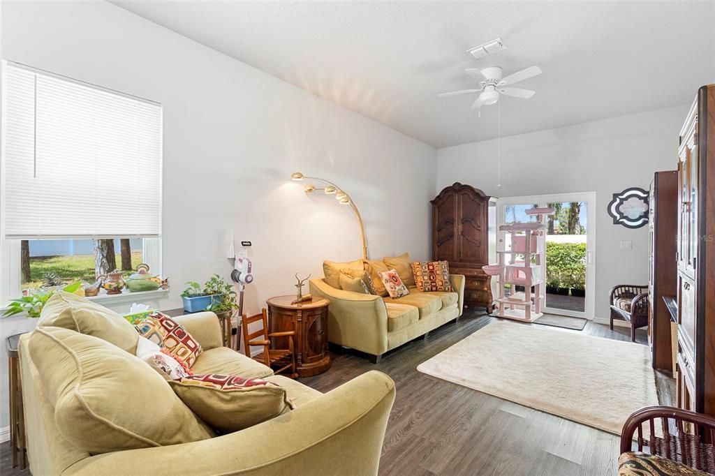 Activo con contrato: $229,500 (2 camas, 2 baños, 1055 Pies cuadrados)