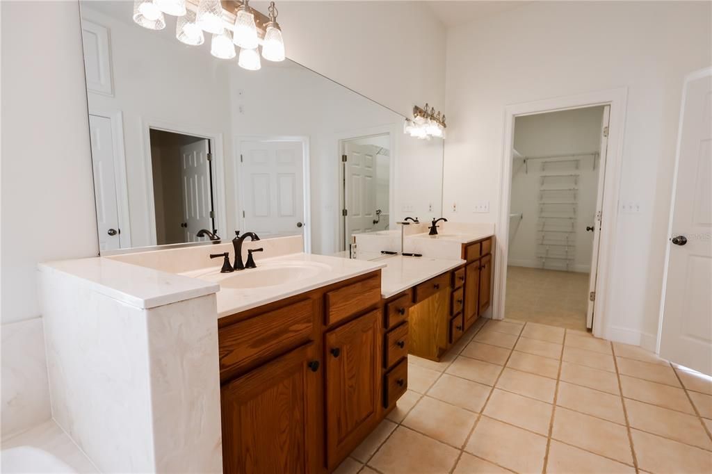 合同活跃: $1,259,000 (7 贝兹, 5 浴室, 4215 平方英尺)