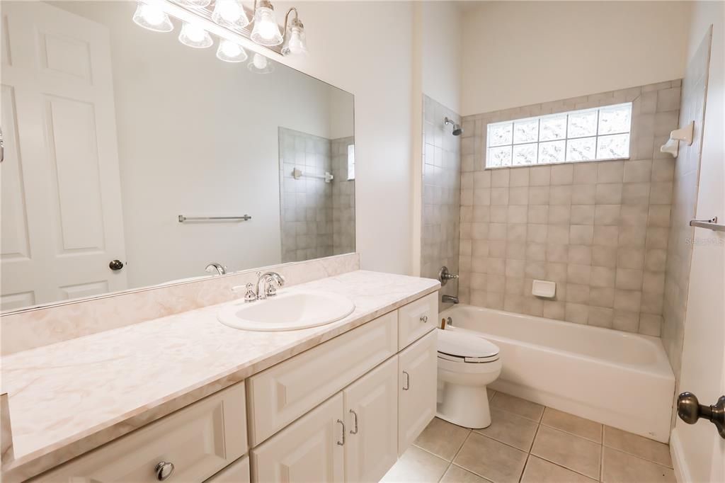 合同活跃: $1,259,000 (7 贝兹, 5 浴室, 4215 平方英尺)