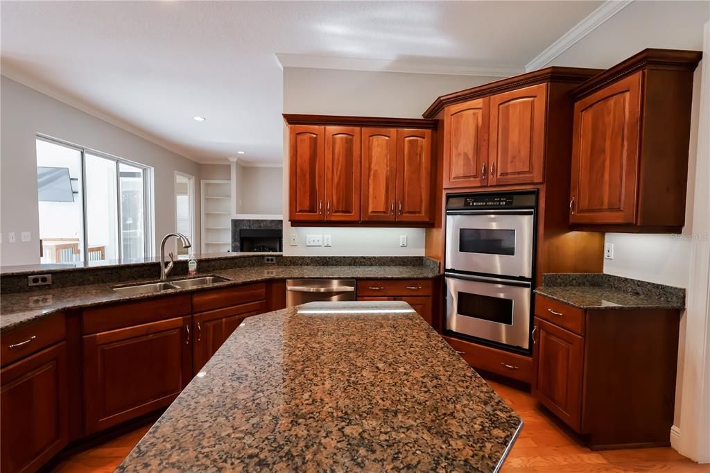 合同活跃: $1,259,000 (7 贝兹, 5 浴室, 4215 平方英尺)