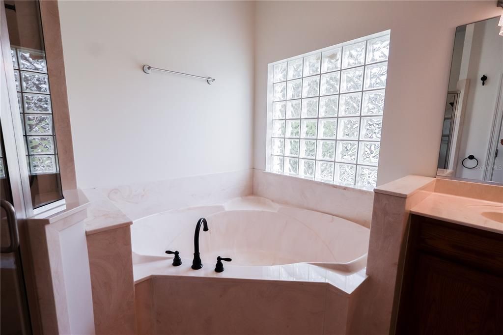 合同活跃: $1,259,000 (7 贝兹, 5 浴室, 4215 平方英尺)