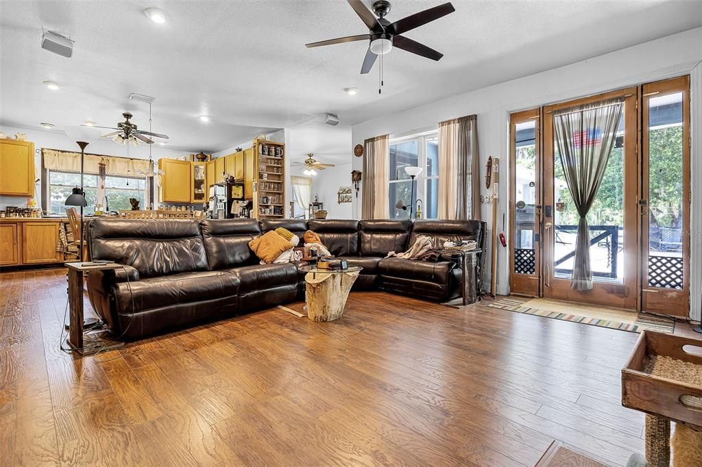 На продажу: $649,989 (4 спален, 3 ванн, 2234 Квадратных фут)