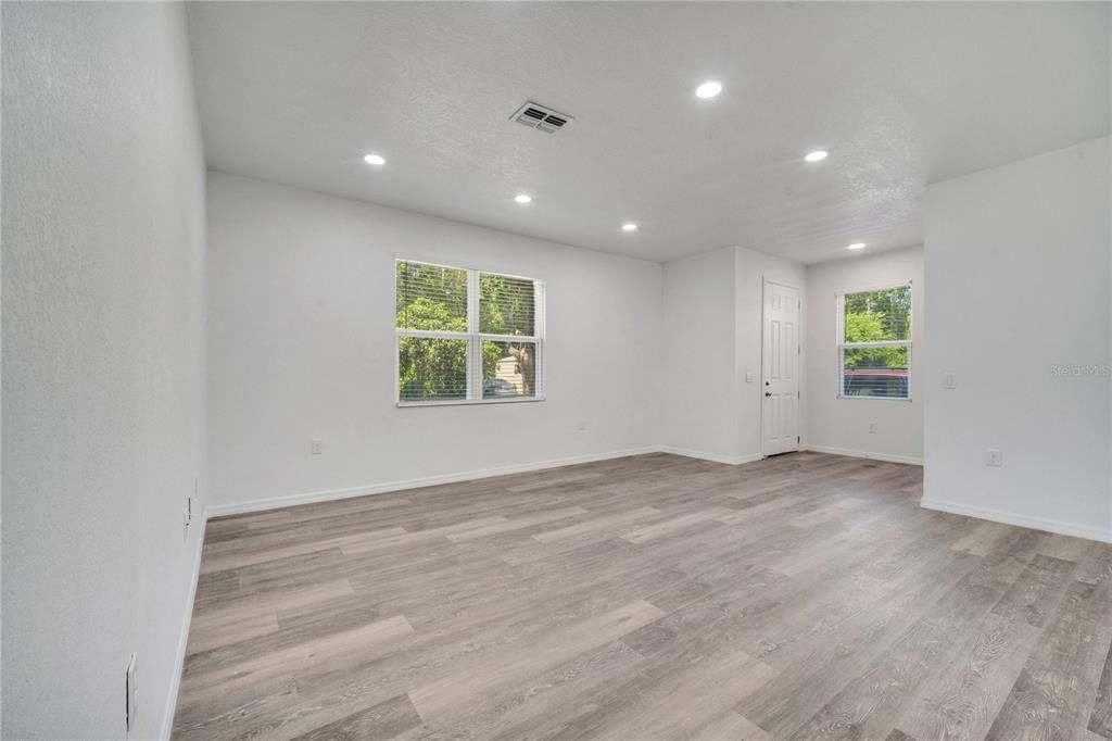 En Venta: $352,999 (3 camas, 2 baños, 1561 Pies cuadrados)