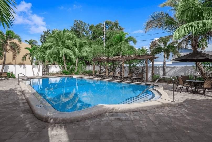 Active With Contract: $1,750 (1 beds, 1 baths, 700 Square Feet)