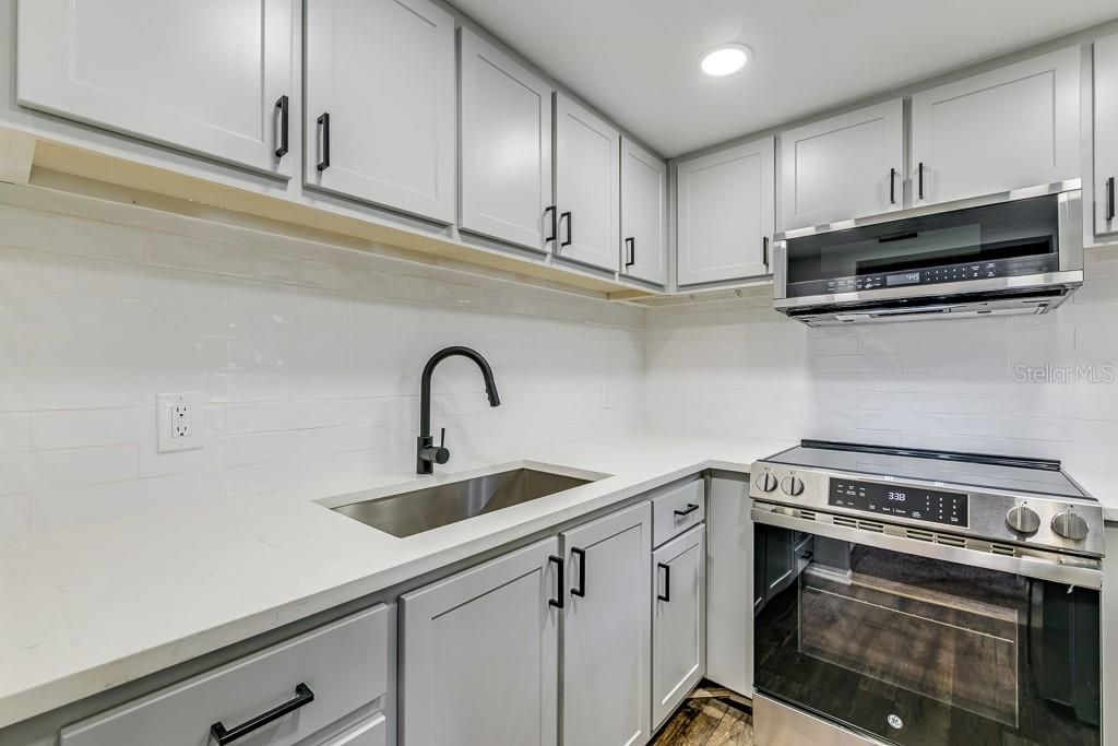 Active With Contract: $1,750 (1 beds, 1 baths, 700 Square Feet)