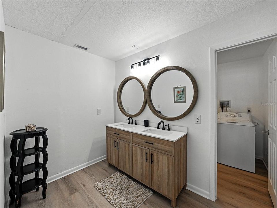 En Venta: $999,900 (4 camas, 3 baños, 2660 Pies cuadrados)