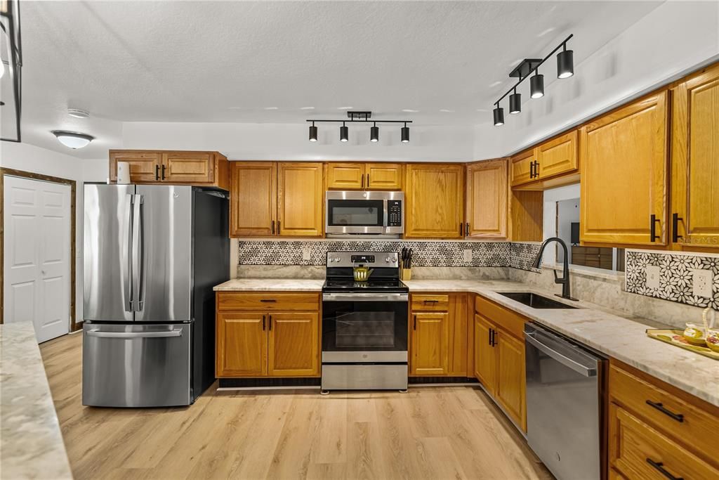 En Venta: $999,900 (4 camas, 3 baños, 2660 Pies cuadrados)