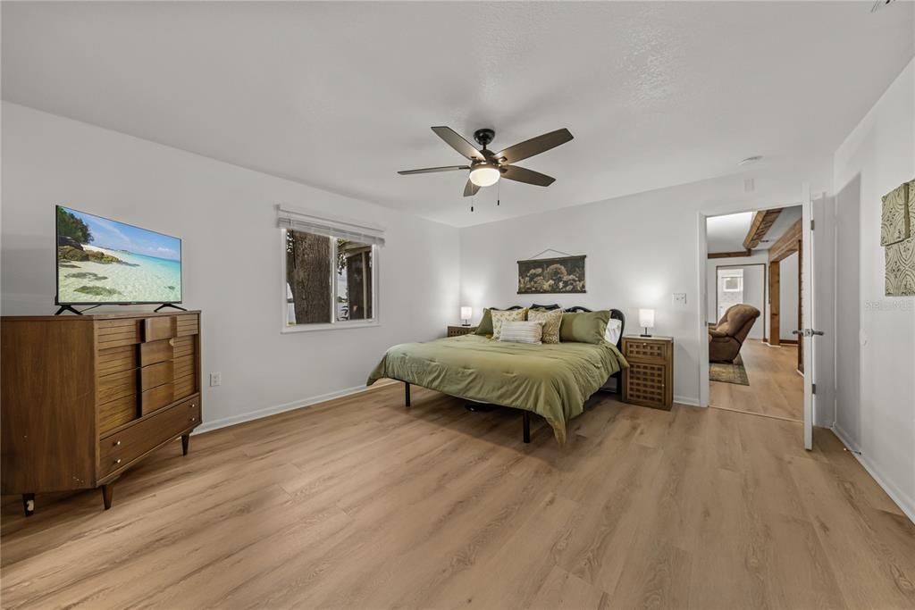 En Venta: $999,900 (4 camas, 3 baños, 2660 Pies cuadrados)