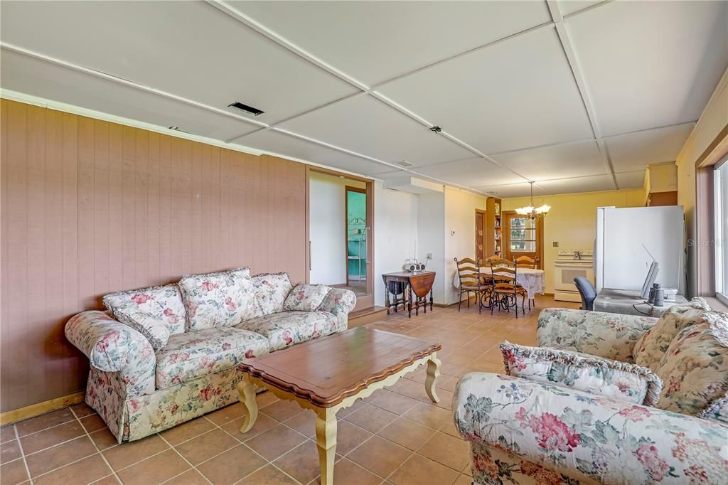 待售: $298,000 (2 贝兹, 1 浴室, 1039 平方英尺)