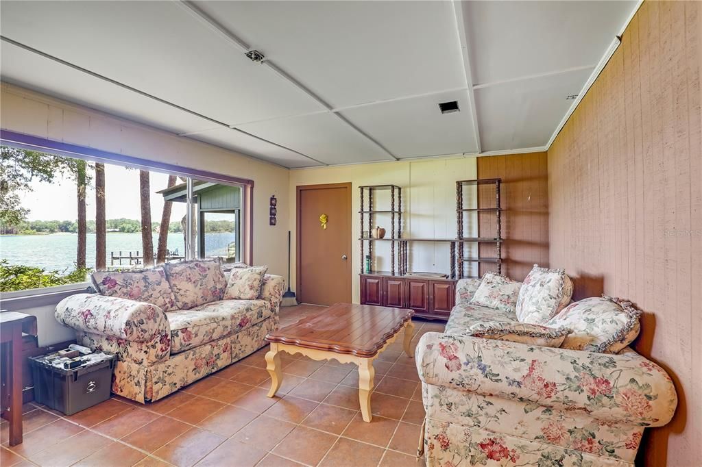 待售: $298,000 (2 贝兹, 1 浴室, 1039 平方英尺)