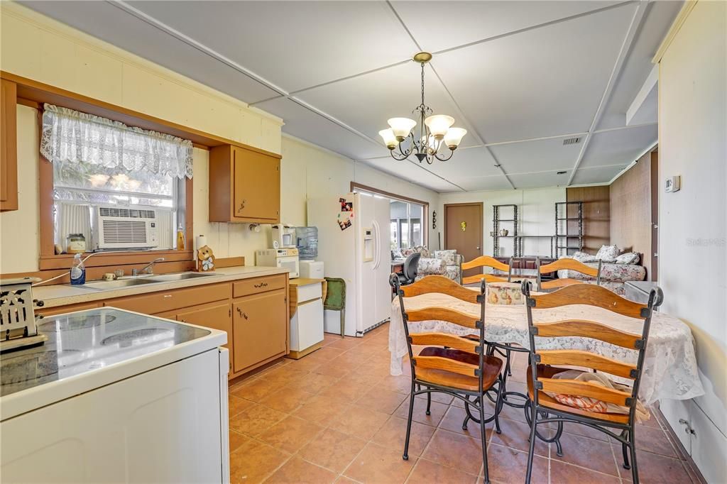 待售: $298,000 (2 贝兹, 1 浴室, 1039 平方英尺)