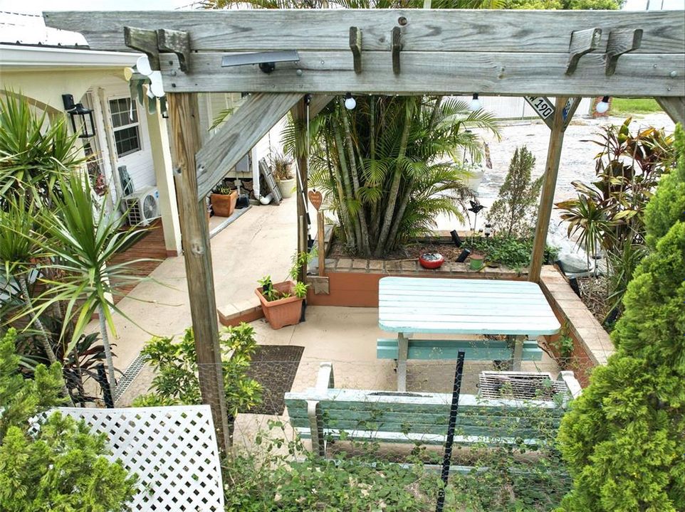 待售: $375,000 (5 贝兹, 5 浴室, 2374 平方英尺)