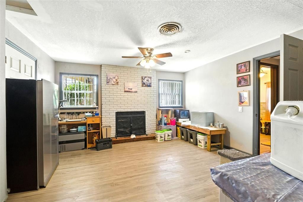 待售: $375,000 (5 贝兹, 5 浴室, 2374 平方英尺)